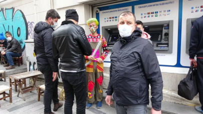 Taksim’de selfie çektirdikleri turistleri para için tehdit eden palyaço gözaltına alındı