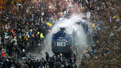 Maske yok, mesafe yok, protesto var! Berlin karıştı