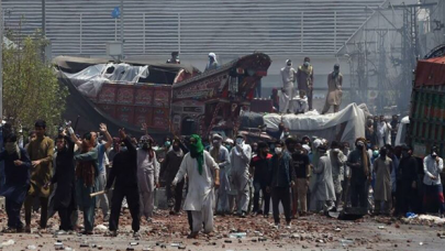 Pakistan'da polis göstericilere ateş açtı: Üç ölü, onlarca yaralı