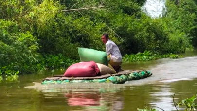 Vietnamlı çiftçi plastik şişelerden sal yapıyor