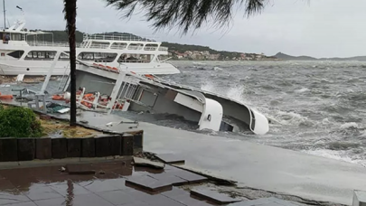 Ayvalık'ta fırtına: 20 tekne battı