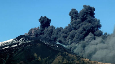 Etna Yanardağı kül bulutları püskürtmeye başladı