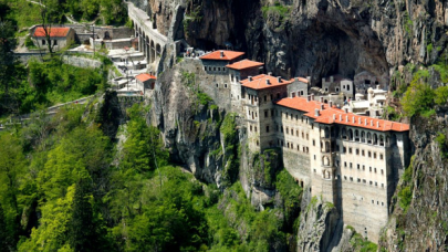 Sümela Manastırı'nda restorasyon atıkları dereye dökülmüş