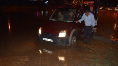 20 dakikalık sağanak yağış Malatya'da sokakları göle çevirdi