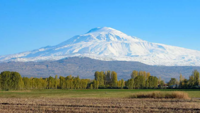 Ağrı Dağı'na kar yağdı