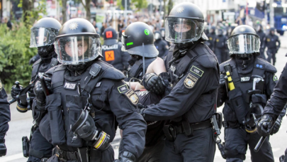 Almanya'da kısıtlamaları protesto edenlere polis müdahalesi