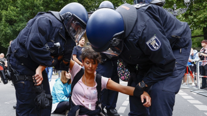 Almanya'da koronavirüs önlemleri protesto edildi