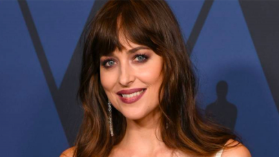 Dakota Johnson, yeni filmi için siyah iç çamaşırıyla kamera karşısına geçti