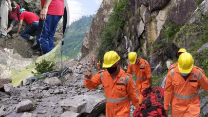 Hindistan'da şok eden olay! : Canlı canlı toprağa gömüldüler