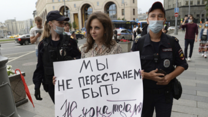 Moskova'da bağımsız gazeteciliğe yapılan baskıyı protesto eden gazeteciler gözaltına alındı