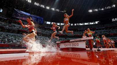 Olimpiyat sporcuları pistte yarışırken, Tokyo'nun baş döndürücü sıcaklığıyla da mücadele ediyor