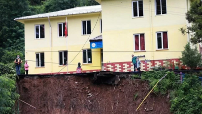 Rize'de heyelan: Okulun bahçesi çöktü