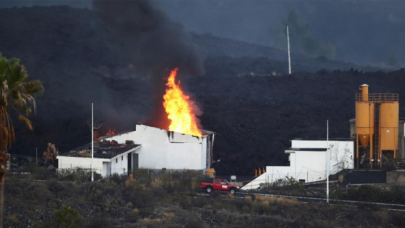 La Palma'da yanardağdan akan lav çimento fabrikasını yaktı