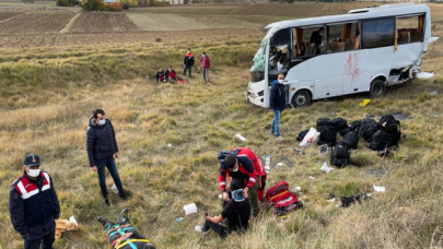 Polis servisi devrildi! Yaralılar var