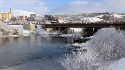 Ardahan'da Kura Nehri dondu