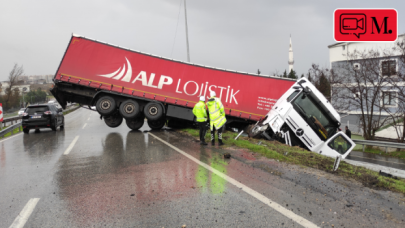 Büyükçekmece'de kaza yapan TIR, asılı kaldı