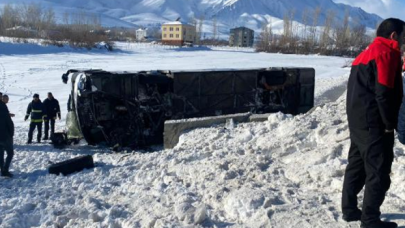 Van'da yolcu otobüsü devrildi: 2'si ağır, 9 yaralı