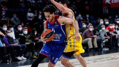 Anadolu Efes evinde farklı kazandı