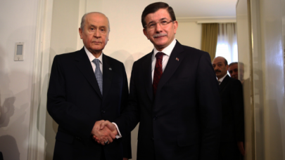 Davutoğlu'ndan Bahçeli'ye: Baskılara boyun eğmiş olsaydık er meydanında olmazdık