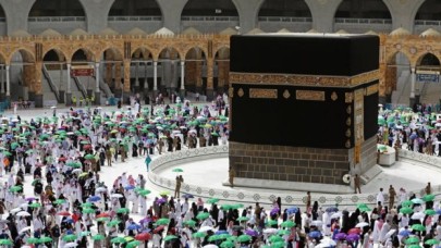 Kabe’de sosyal mesafesiz ilk Cuma namazı