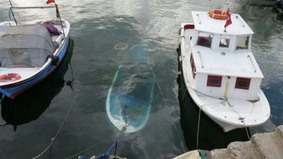 Marmara'da deniz ulaşımına poyraz engeli: Bir kayık battı