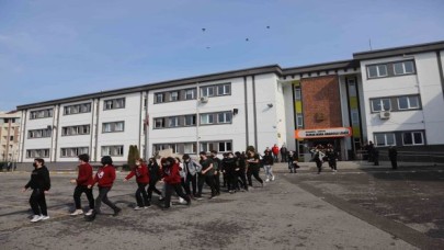 Okullarda gerçeğini aratmayan deprem tatbikatı yapıldı