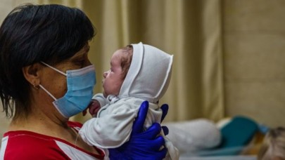 Taşıyıcı annelik için Ukrayna'yı tercih edenler savaş yüzünden bebeklerini alamıyor