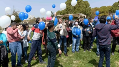 Balonlar otizmde farkındalık için havalandı