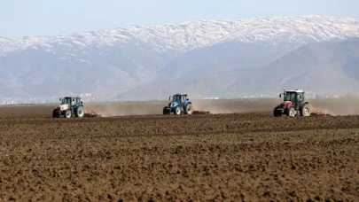 Çiftçiler Muş Ovası'nda ekim mesaisine başladı