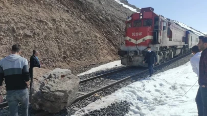 Dağdan kopan kaya parçaları, Doğu Ekspresi ulaşımının aksamasına neden oldu