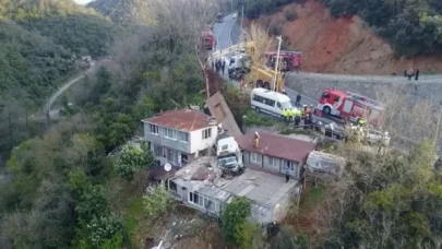 Demir yüklü TIR gecekondunun üstüne devrildi