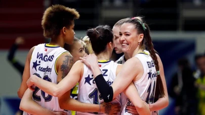 Eczacıbaşı'nı 3-0'la geçen Fenerbahçe Opet, Kupa Voley'de finale yükselen diğer takım oldu