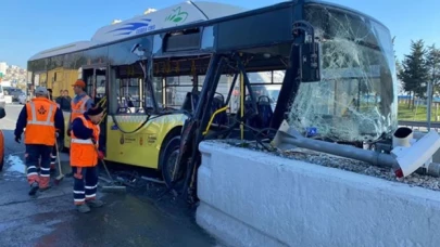 İETT otobüsü gişe betonlarına çarptı: Faciadan dönüldü