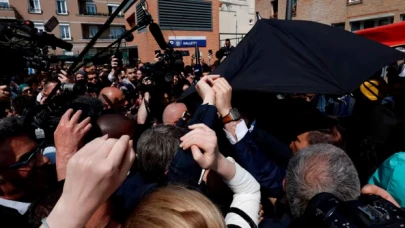 Macron'a domatesli protesto