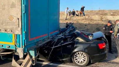 Otomobille TIR'ın altına girdi! Kazada makam şoförü hayatını kaybetti