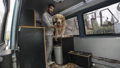 Pet kuaförüne dönüştürdüğü minibüsünde minik patileri tıraş ediyor