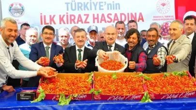 Sezonun ilk kirazı için tören düzenlendi; kilosu 700 liraya satıldı