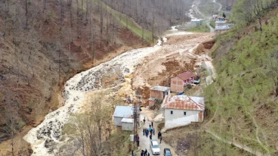 Trabzon'da heyelan: 5 bina toprak altında kaldı