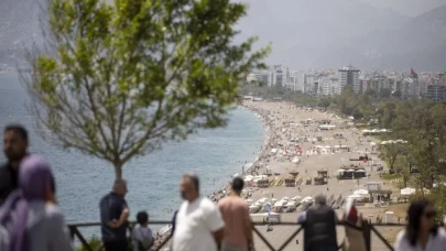 Antalya sahillerinde bayram hareketliliği