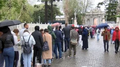 Dolmabahçe Sarayı'nda ziyaretçi yoğunluğu