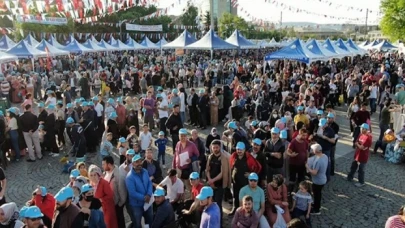 Kan bağışı karşılığında spor ayakkabı hediye kampanyasında uzun kuyruklar oluştu