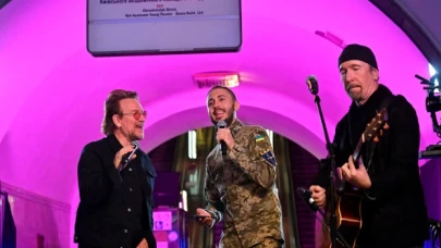 U2'dan Ukrayna metrosunda konser