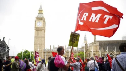 Londra'da binlerce protestocu hayat pahalılığın karşısında maaşlarına zam istedi