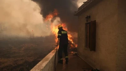 Midilli Adası’nda devam eden orman yangını evlerin bulunduğu alana sıçradı