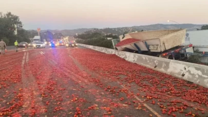 150 binden fazla domates yola döküldü; zincirleme kaza yaşandı