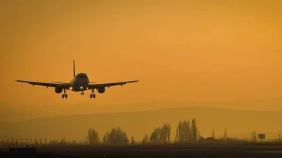 Antalya’ya giden uçağın pilotu bayıldı