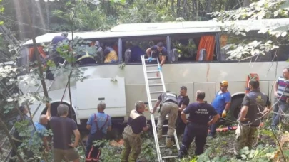 Bursa'da içinde 47 kişinin bulunduğu tur otobüsü şarampole yuvarlandı: 5 ölü, 36 yaralı