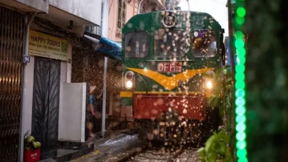 İçinden tren geçen sokak