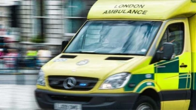 İngiltere’de 90 yaşında bir kadın 40 saat ambulans, 20 saat sedye bekledi