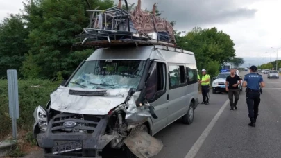 İstanbul’dan Ordu’ya fındık toplamaya giden ailelerin bulunduğu minibüs tırla çarpıştı: 14 yaralı var